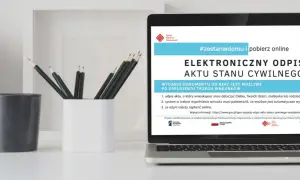 Laptop z ekranem wyświetlającym informację o elektronicznym odpisie aktu stanu cywilnego.