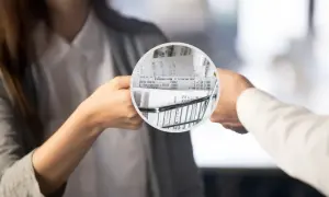 Kobieta podaje paragon, który może być dowodem płatności gotówką przy reklamacji.