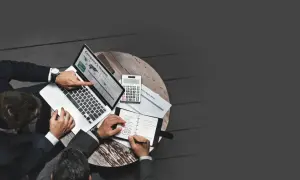 Jak sprawdzić KRS firmy i uniknąć oszustw w Internecie