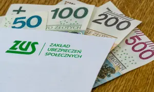 Koperta ZUS z logo i napisami "Zakład Ubezpieczeń Społecznych" na tle polskich banknotów 50, 100, 200 i 500 zł. To symbol tego, co to jest renta.