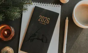 Planer 2026, świeca, kawa i gałązka choinki. Zastanawiasz się, czy jest podatek od darowizny?