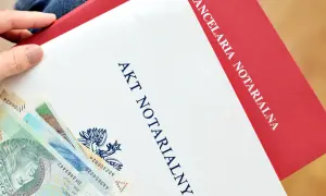 Dłoń trzyma dokument "Akt notarialny" z polskimi banknotami.