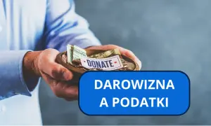 Dłonie trzymają miseczkę z pieniędzmi na darowizny. Tekst "DAROWIZNA A PODATKI" sugeruje, że ważny jest czas na zgłoszenie darowizny.