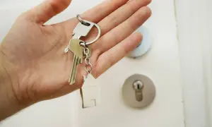 Klucze z breloczkiem w kształcie domu, symbolizujące nową umowę najmu kc.
