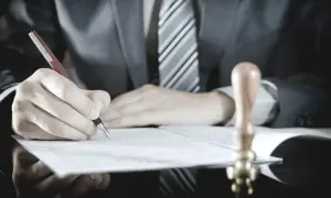Ile kosztuje umowa dożywocia u notariusza? Sprawdź ukryte opłaty
