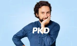Mężczyzna zamyślony nad tym, jak sprawdzić kody PKD firmy. Napis PKD na jego koszuli.