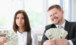 Mężczyzna z uśmiechem pokazuje pieniądze, kobieta obok wygląda na niezadowoloną. Może to symbolizować zniesienie rozdzielności majątkowej i podział finansów.