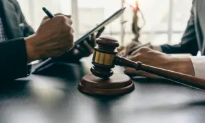 Adwokat czy radca prawny – kluczowe różnice, które musisz znać