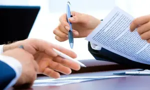 Kto może być obecny przy akcie notarialnym? Poznaj ważne informacje