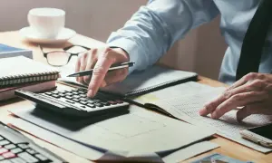 Jakie stawki VAT obowiązują dla PKD 70.22? Sprawdź szczegóły.