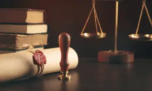 Jak tytułować notariusza? Oto zasady, które musisz znać