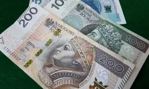 Polskie banknoty 200, 100 i 50 zł. Taka darowizna od rodziców może wymagać zapłaty podatku.