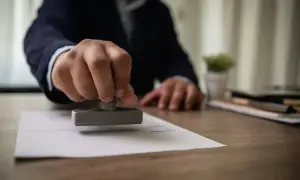 Ile kosztuje umowa darowizny pieniężnej u notariusza? Sprawdź stawki!