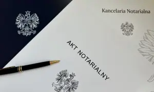 Akt notarialny i długopis na tle dokumentów kancelarii notarialnej. Szukasz informacji, jak znaleźć akt notarialny w internecie?