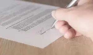 Jak wygląda akt notarialny? Kluczowe elementy i przykłady dokumentu