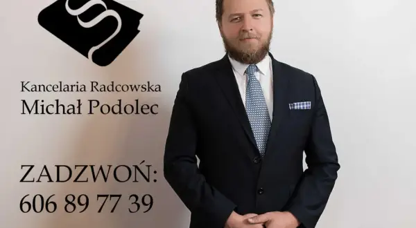 Portret mężczyzny w garniturze, z logo kancelarii i numerem telefonu.