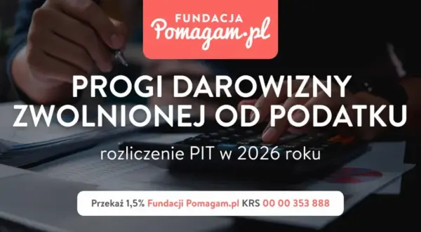 Ręce nad kalkulatorem i dokumentami. Tytuł: "Progi darowizny zwolnionej od podatku". Informacja o rozliczeniu PIT w 2026 roku. Po jakim czasie można sprzedać darowiznę?