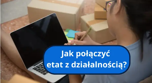 Kobieta z laptopem i notatkami planuje swoją działalność gospodarczą na etacie, otoczona paczkami.