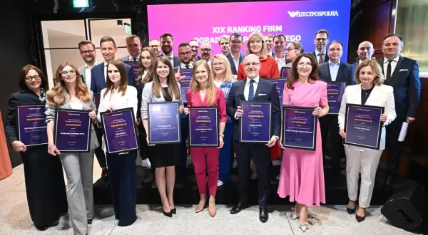 Grupa osób pozuje do zdjęcia z dyplomami "XIX Ranking Firm Doradztwa Podatkowego".
