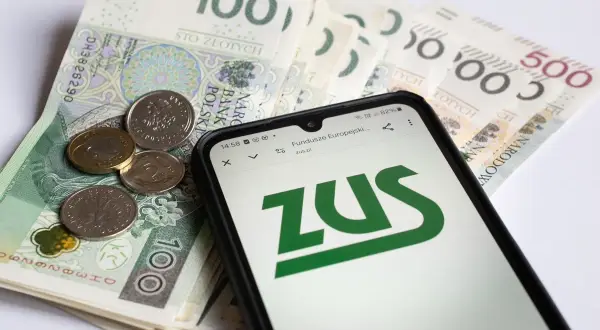 Pieniądze i telefon z logo ZUS. Rozważasz częściową niezdolność do pracy a renta? Sprawdź informacje na ZUS.pl.