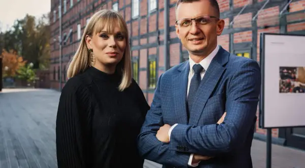 Para prawników w Bydgoszczy, kobieta w czarnej bluzce, mężczyzna w niebieskiej marynarce.
