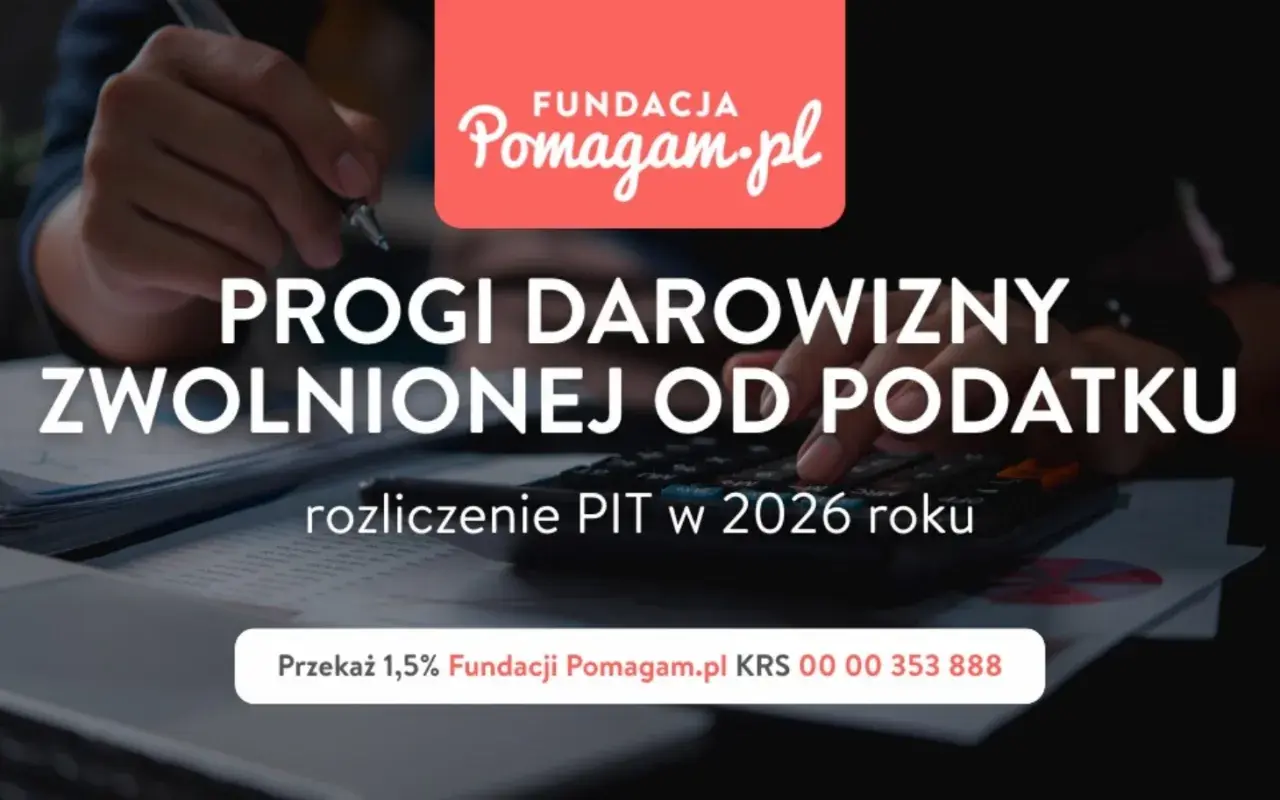 Ręce nad kalkulatorem i dokumentami. Tytuł: "Progi darowizny zwolnionej od podatku". Informacja o rozliczeniu PIT w 2026 roku. Po jakim czasie można sprzedać darowiznę?