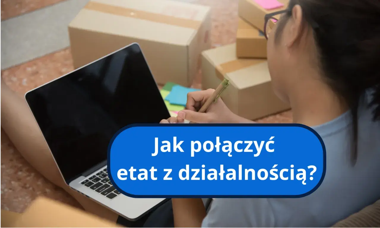 Kobieta z laptopem i notatkami planuje swoją działalność gospodarczą na etacie, otoczona paczkami.