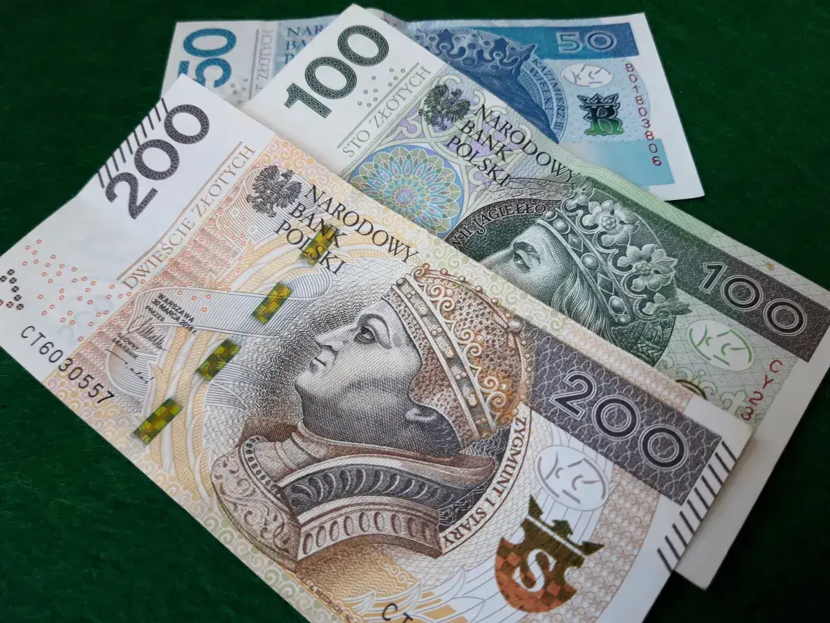 Polskie banknoty 200, 100 i 50 zł. Taka darowizna od rodziców może wymagać zapłaty podatku.