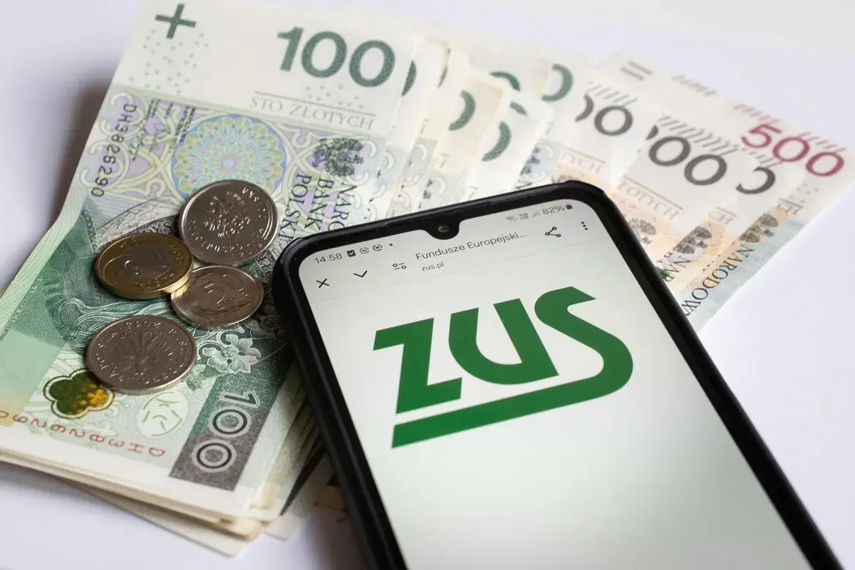 Pieniądze i telefon z logo ZUS. Rozważasz częściową niezdolność do pracy a renta? Sprawdź informacje na ZUS.pl.