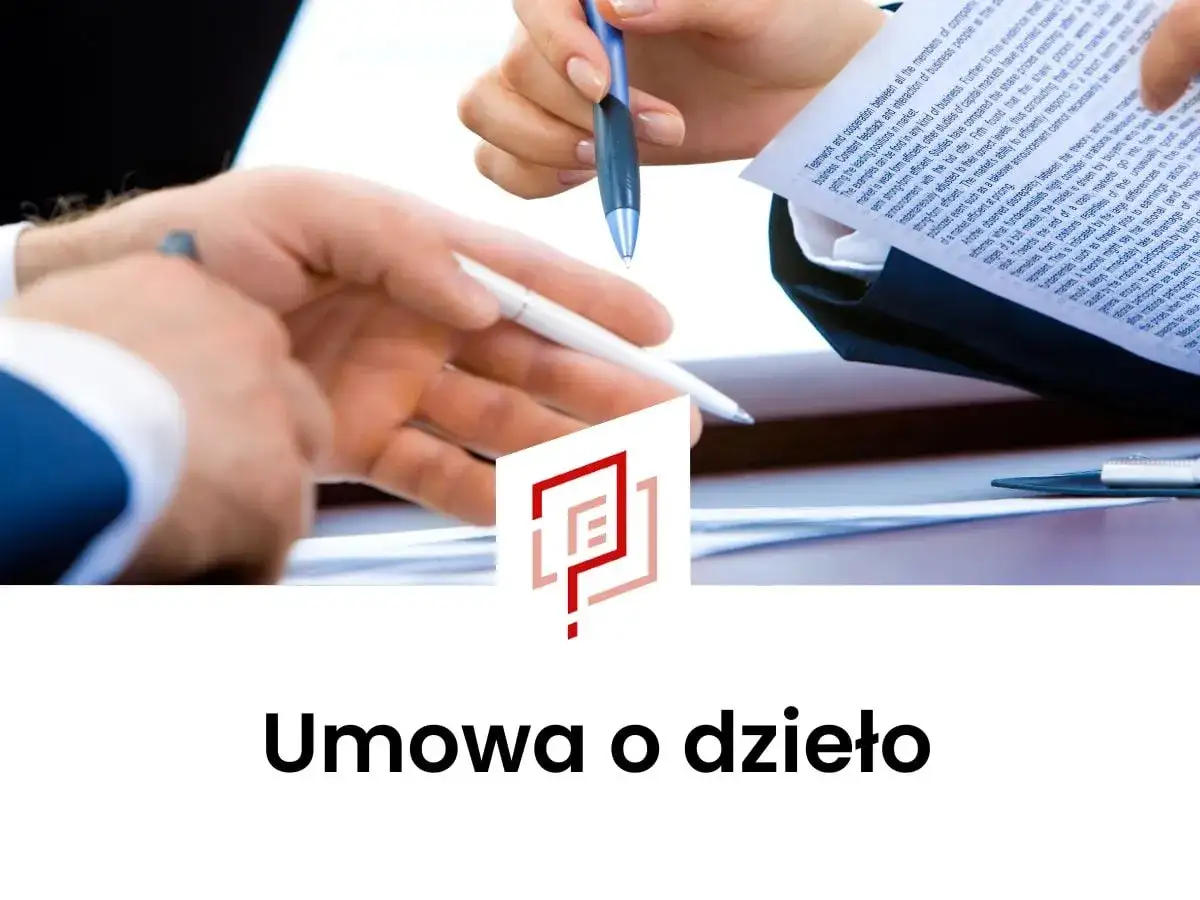 Dwie osoby omawiają dokument, podpisując umowę o dzieło.