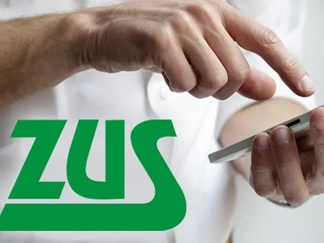 Dłoń z telefonem, obok zielone logo ZUS. Dowiedz się, co to znaczy trwale częściowo niezdolny do pracy.
