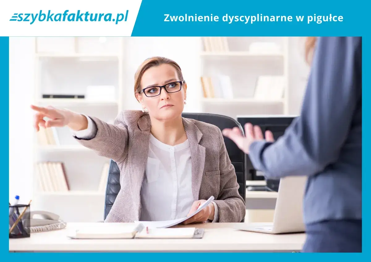 Szefowa wskazuje palcem na pracownika, omawiając zwolnienie dyscyplinarne powody.