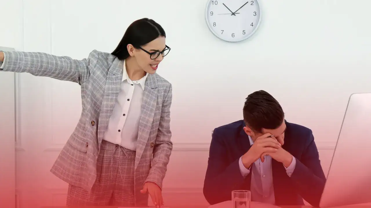Zwolnienie dyscyplinarne powody: szefowa krzyczy na pracownika, który wygląda na załamanego.