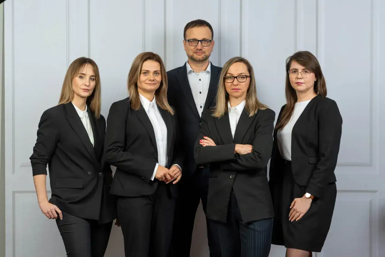 Zespół profesjonalistów w czarnych garniturach. Czy to kuratorzy? Wyglądają na gotowych do działania.