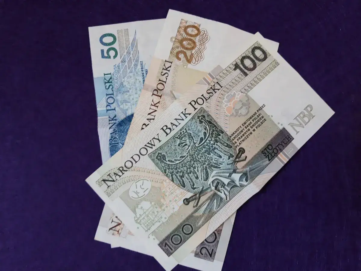 Polskie banknoty: 50, 100, 200 zł. Pieniądze na darowiznę od rodziców, uwzględniając podatek.