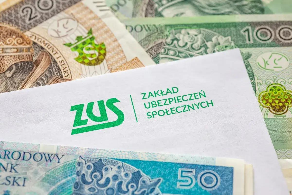 ZUS na tle polskich banknotów. Dokument ZUS może być kluczowy w przypadku częściowej niezdolności do pracy a renta.